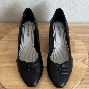 Easy Street Lyanna Womens Round Closed Toe Flat Heel Pumps Black